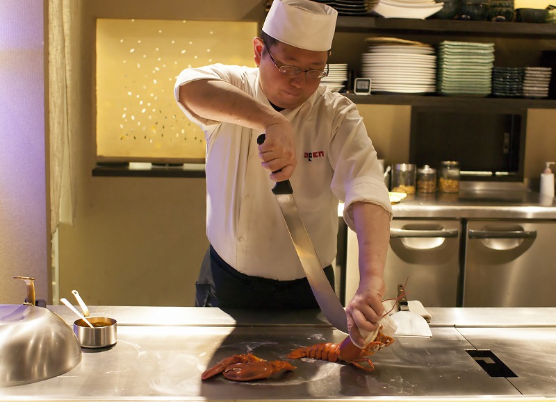 We strive to introduce teppanyaki, which Japan is famous for, to people all around the world.