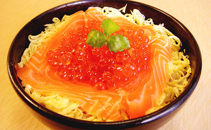 Donburi with seafood is popular at Susikan Tsukiji.