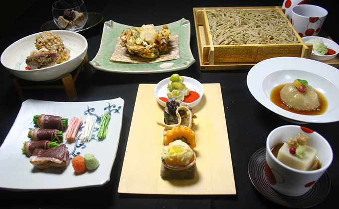 You can fully enjoy seasonal Kaiseki multicourse dishes, along with soba.